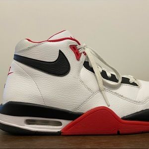 Nike Flight Legacy
White. WHITE/UNIVERSITY RED-BLACK - SIZE 12